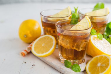 Limonlu ve naneli buzlu çay.