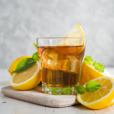 Limonlu ve naneli buzlu çay.