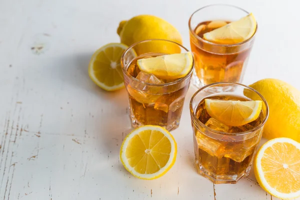 Chá gelado com limão e hortelã — Fotografia de Stock