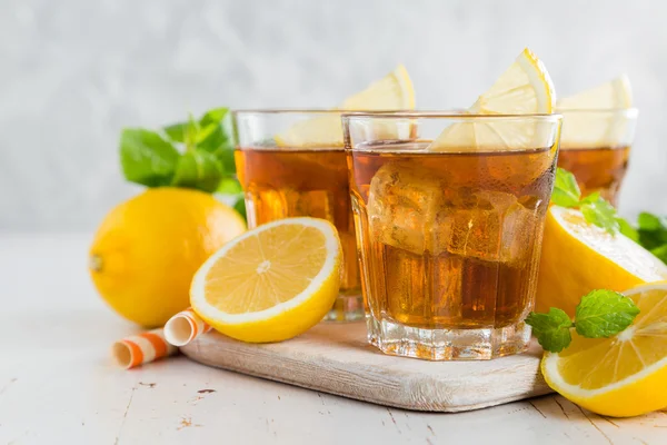 Té helado con limón y menta —  Fotos de Stock