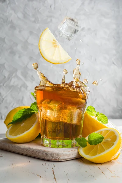 Limonlu ve naneli buzlu çay. — Stok fotoğraf
