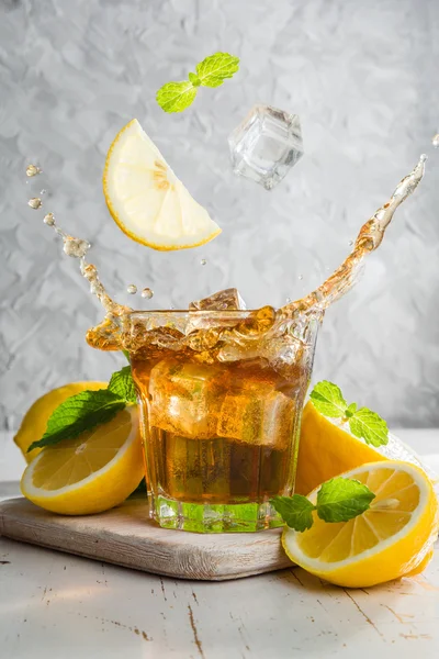 Tè freddo con limone e menta — Foto Stock