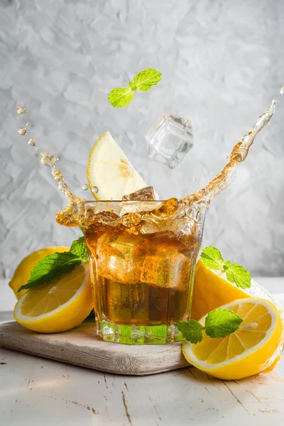 Té helado con limón y menta — Foto de Stock