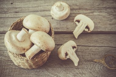 Rustik ahşap üzerine ham mantar