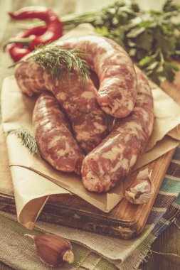 Bitki ve baharatlı çiğ sosis.