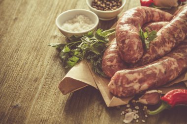 Bitki ve baharatlı çiğ sosis.