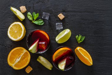 Sangria ve malzemeler taş zemin üzerine