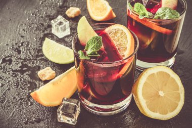 Sangria ve malzemeler taş zemin üzerine