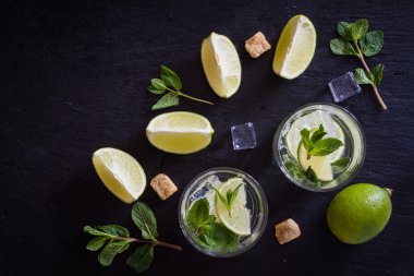 Mojito ve malzemeler, koyu taş arka plan