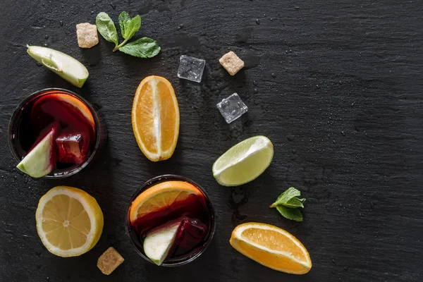 Sangria e ingredienti su sfondo di pietra — Foto Stock