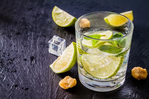 Mojito e ingredientes, fundo de pedra escura — Fotografia de Stock