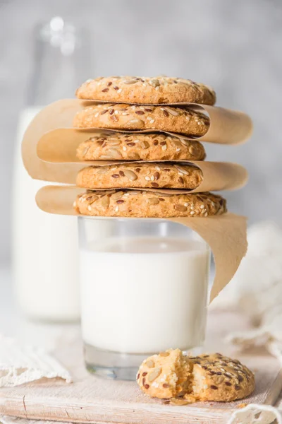 Montón de galletas en vaso de leche —  Fotos de Stock