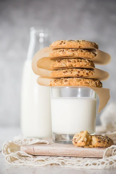 Montón de galletas en vaso de leche —  Fotos de Stock