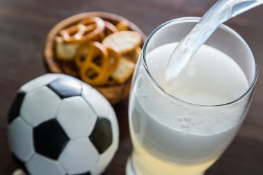 Bira cam aperatifler ve futbol ile içine dökme