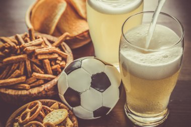 Bira cam aperatifler ve futbol ile içine dökme