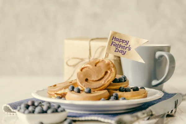 아버지 날 개념-블루베리와 선물 팬케이크 — 스톡 사진
