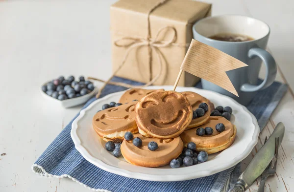 El concepto del día de los padres - los crepes con los arándanos y el regalo —  Fotos de Stock