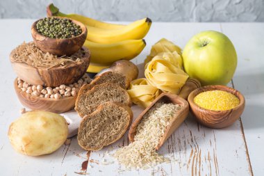 Comptex karbonhidrat kaynakları beyaz arka plan üzerinde seçim