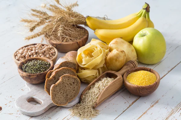 Selección de fuentes de carbohidratos comptex sobre fondo blanco — Foto de Stock