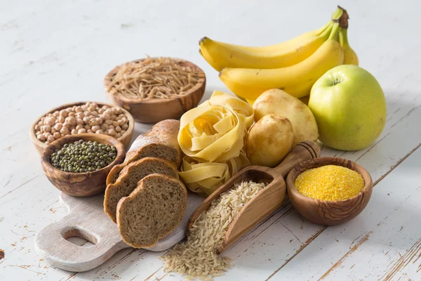 Selección de fuentes de carbohidratos comptex sobre fondo blanco — Foto de Stock