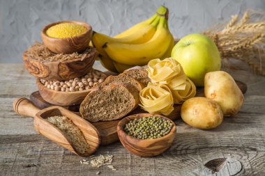 Comptex karbonhidrat kaynakları üzerinde ahşap arka plan seçimi