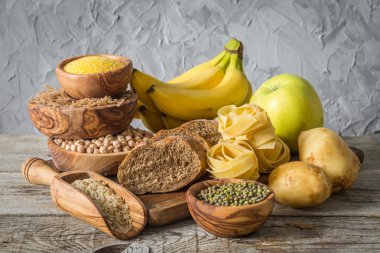 Comptex karbonhidrat kaynakları üzerinde ahşap arka plan seçimi