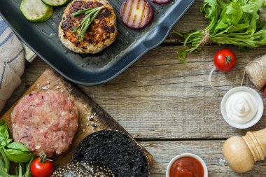 Siyah burger ve malzemelerle hazırlanıyor