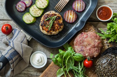 Siyah burger ve malzemelerle hazırlanıyor