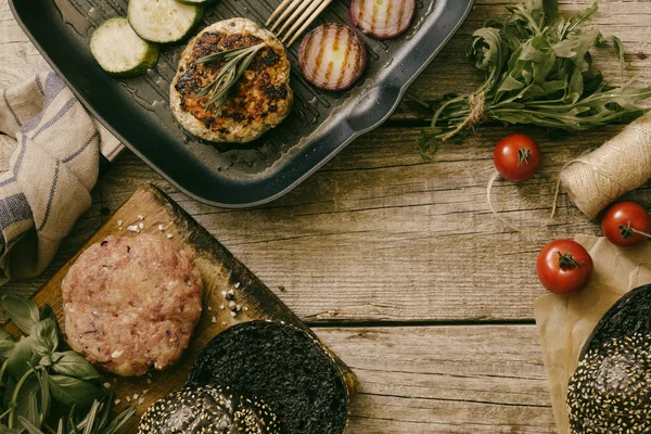 Preparación de hamburguesa negra e ingredientes —  Fotos de Stock