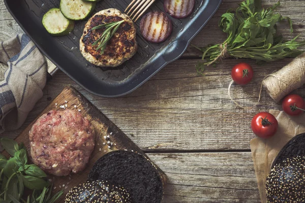 Preparación de hamburguesa negra e ingredientes — Foto de Stock
