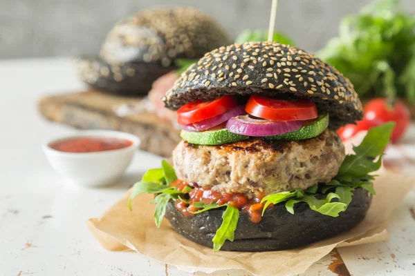 Hamburguesa negra e ingredientes — Foto de Stock