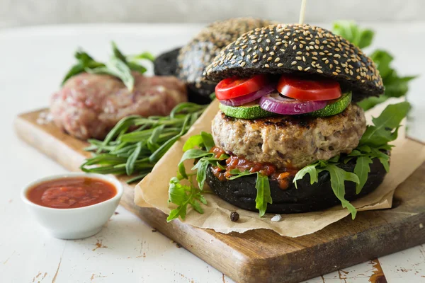 Hamburguesa negra e ingredientes — Foto de Stock