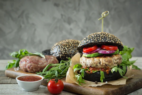 Czarny burger i składniki — Zdjęcie stockowe