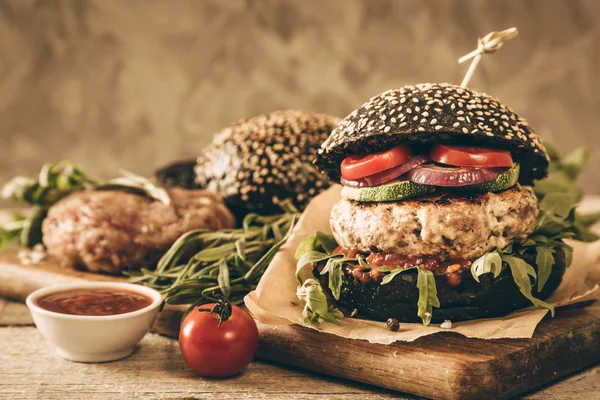 Hamburguesa negra e ingredientes — Foto de Stock