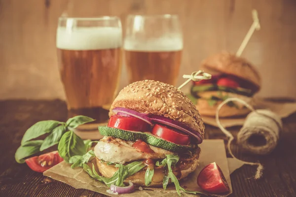 Hamburguesa a la parrilla de pollo sobre fondo de madera — Foto de Stock