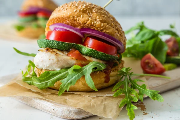 Hamburguesa a la parrilla de pollo sobre fondo de madera — Foto de Stock