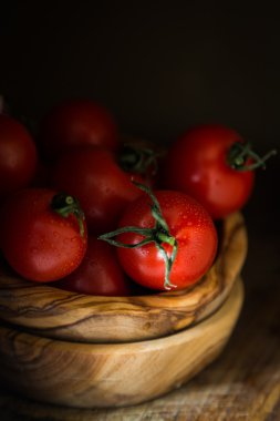 Ahşap kase taze domates