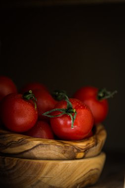 Ahşap kase taze domates