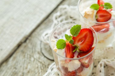 Çilek ile geleneksel eton mess
