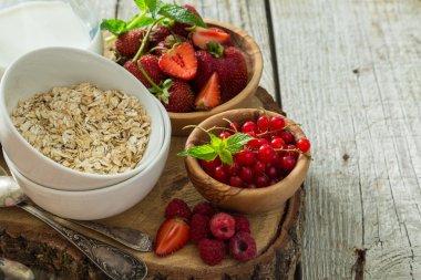 Rustik ahşap zemin üzerine çilek ile yulaf ezmesi