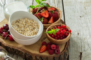 Rustik ahşap zemin üzerine çilek ile yulaf ezmesi