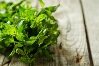 Rustik ahşap zemin üzerine nane yaprakları