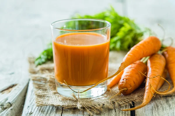 Морквяний сік у склянці — стокове фото