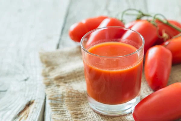 Suco de tomate em vidro — Fotografia de Stock