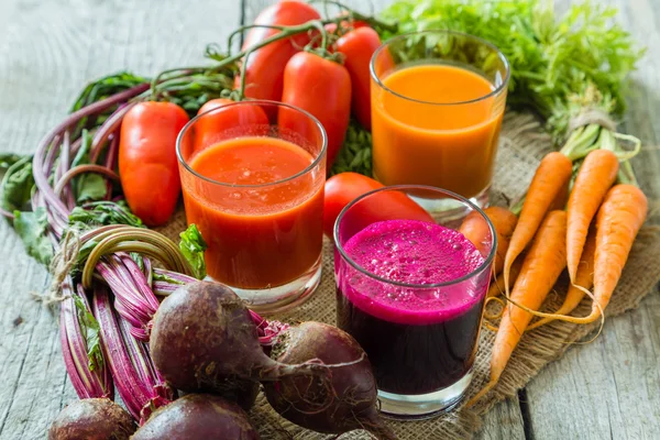 Selección de jugos vegetales en vasos e ingredientes —  Fotos de Stock