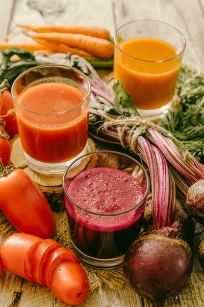 Підбір овочевих соків в окулярах та інгредієнтах — стокове фото
