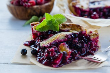 Geleneksel berry pie rustik arka plan üzerinde