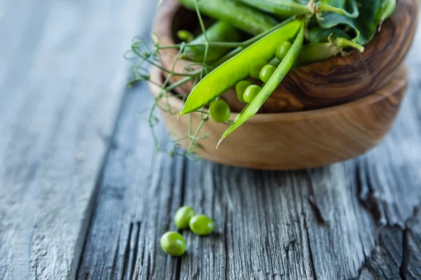 Grüne Pias auf rustikalem Holz Hintergrund — Stockfoto