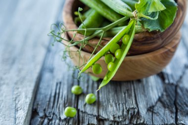 Rustik ahşap zemin üzerine yeşil PIA