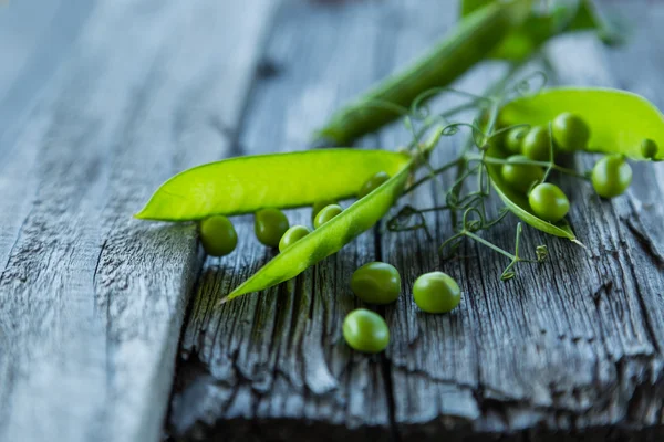 Grüne Pias auf rustikalem Holz Hintergrund — Stockfoto